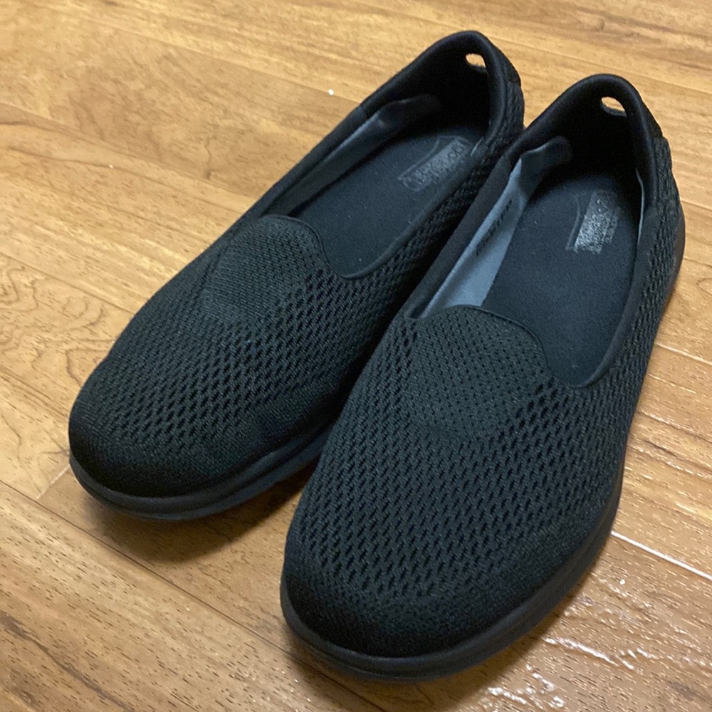 Skechers size 11 black go step goga pillars
